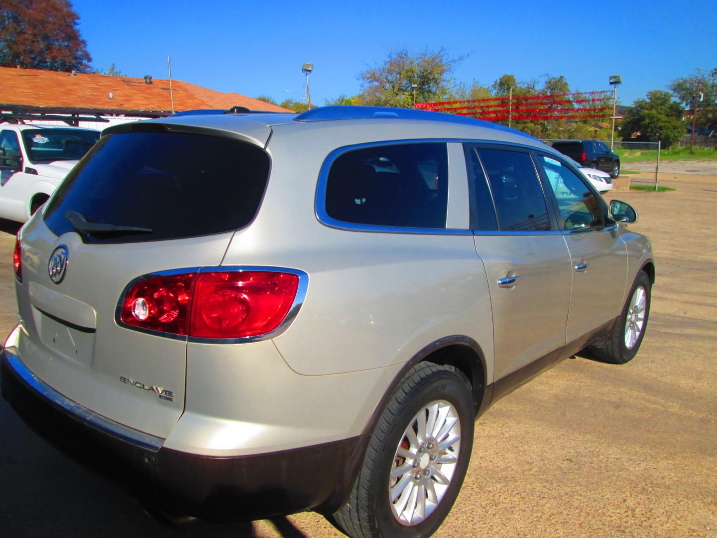 2012 GOLD Buick Enclave Leather AWD (5GAKVCED6CJ) with an 3.6L V6 DOHC 24V engine, 6-Speed Automatic Overdrive transmission, located at 1815 NE 28th St., Fort Worth, TX, 76106, (817) 625-6251, 32.795582, -97.333069 - Photo#4